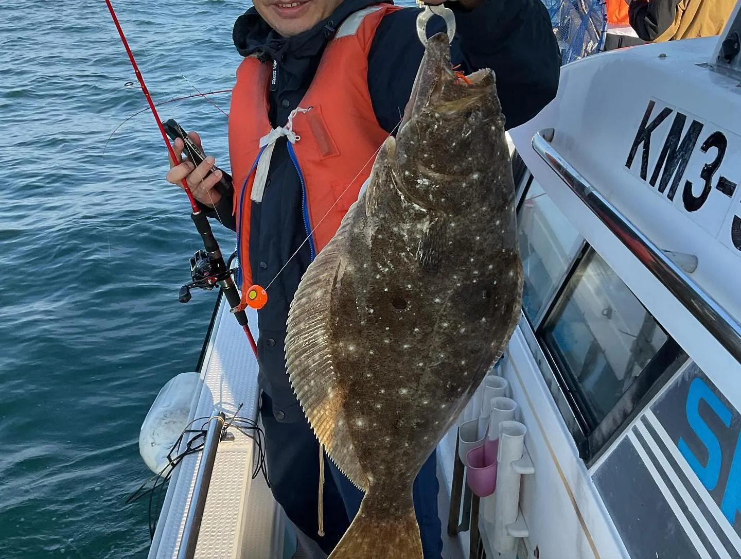 ヒラメが釣れた後も大鯛は釣れませんでしたが、アジ30cmオー...