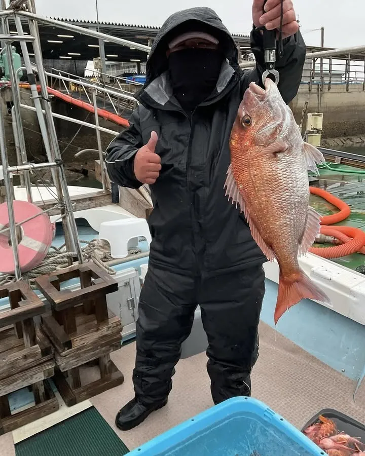 本日タイ釣りに9時過ぎから出船しました。