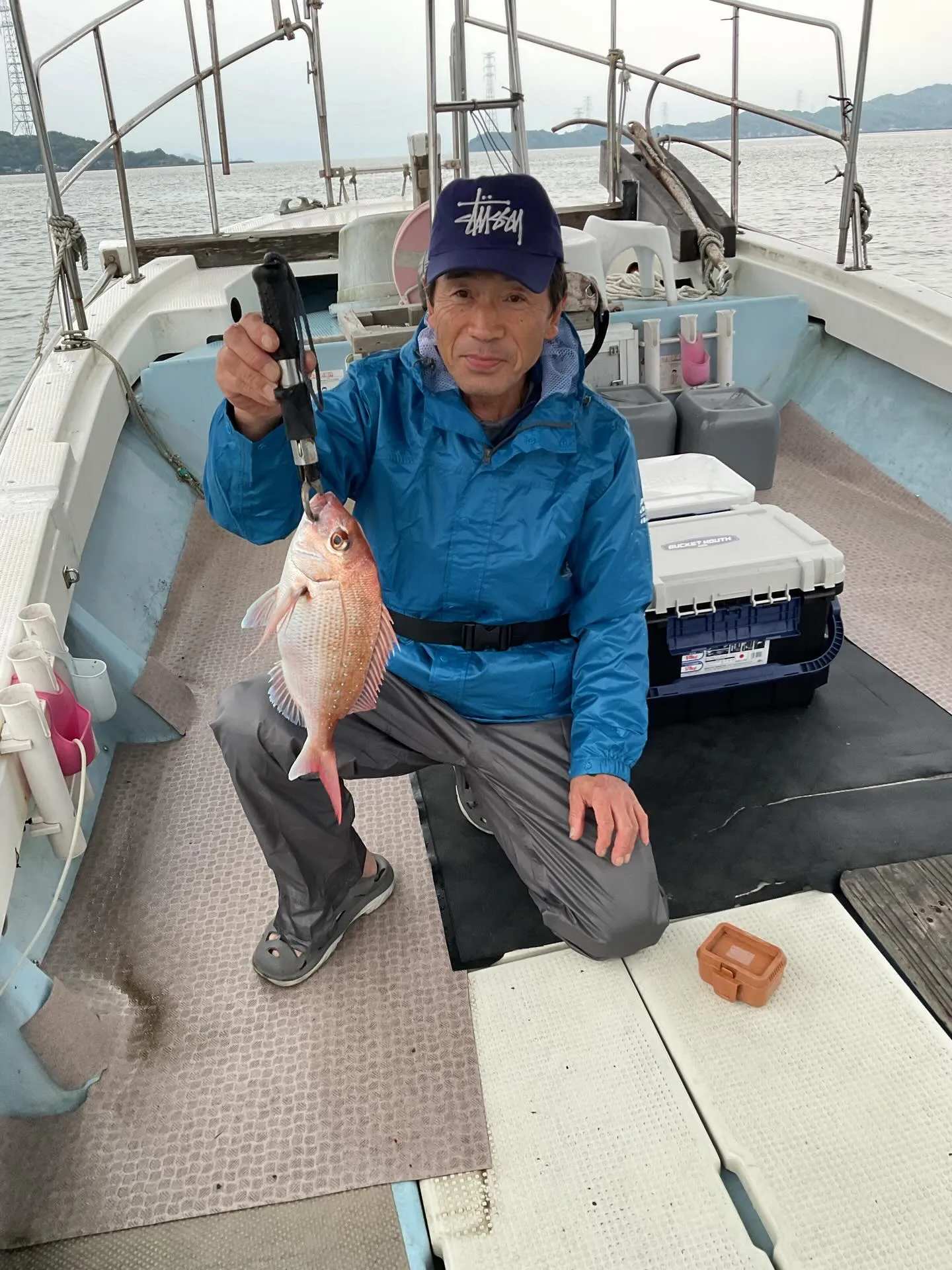 今日は時化で波の無い所でタイ・キス・カサゴを釣って来ました。